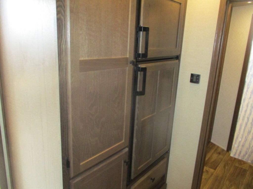 2024 Lakota 8315RK Charger 3-Horse Slant Load with Living Quarters - Image 20