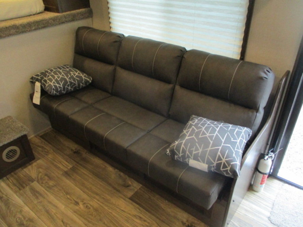 2024 Lakota 8315RK Charger 3-Horse Slant Load with Living Quarters - Image 10