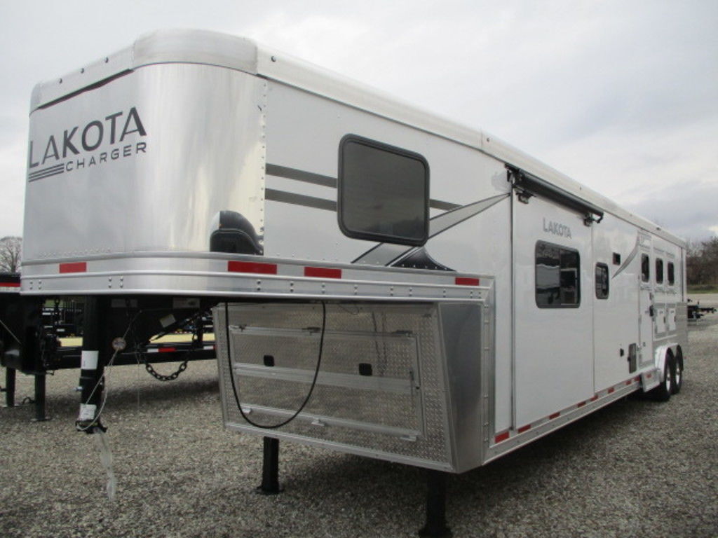 2024 Lakota 8315RK Charger 3-Horse Slant Load with Living Quarters - Image 16