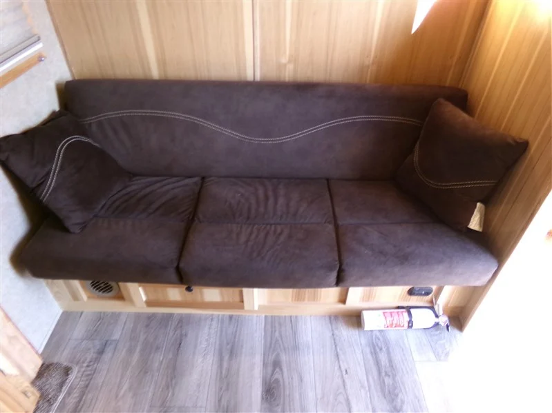 2023 Lakota Charger 8315 SR 3 Horse Gooseneck with Living Quarters - Image 9