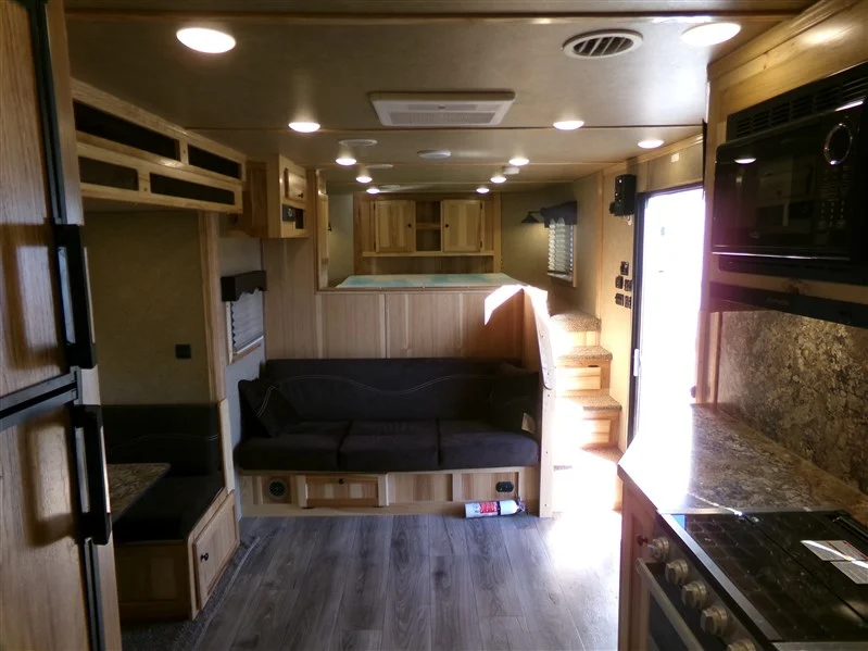 2023 Lakota Charger 8315 SR 3 Horse Gooseneck with Living Quarters - Image 16