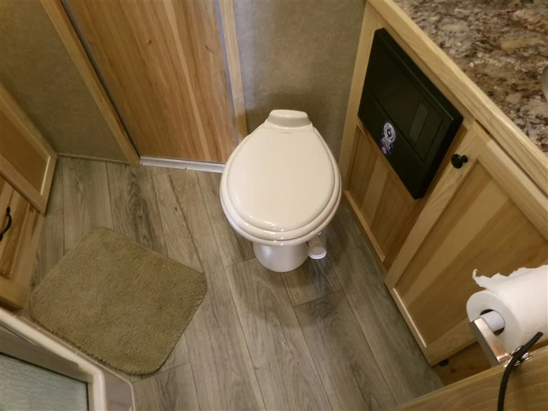 2023 Lakota Charger 8315 SR 3 Horse Gooseneck with Living Quarters - Image 12