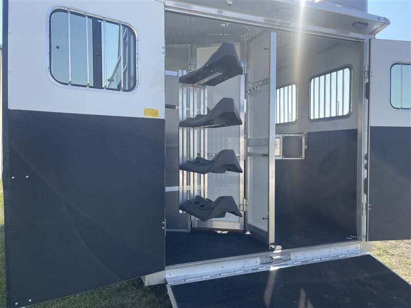 2008 Sterling Coach Custom 4 Horse Slant Load Gooseneck with 28' Living Quarters - Image 10