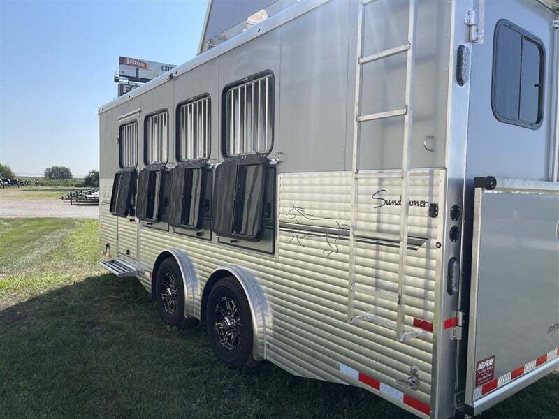 2008 Sterling Coach Custom 4 Horse Slant Load Gooseneck with 28' Living Quarters - Image 13