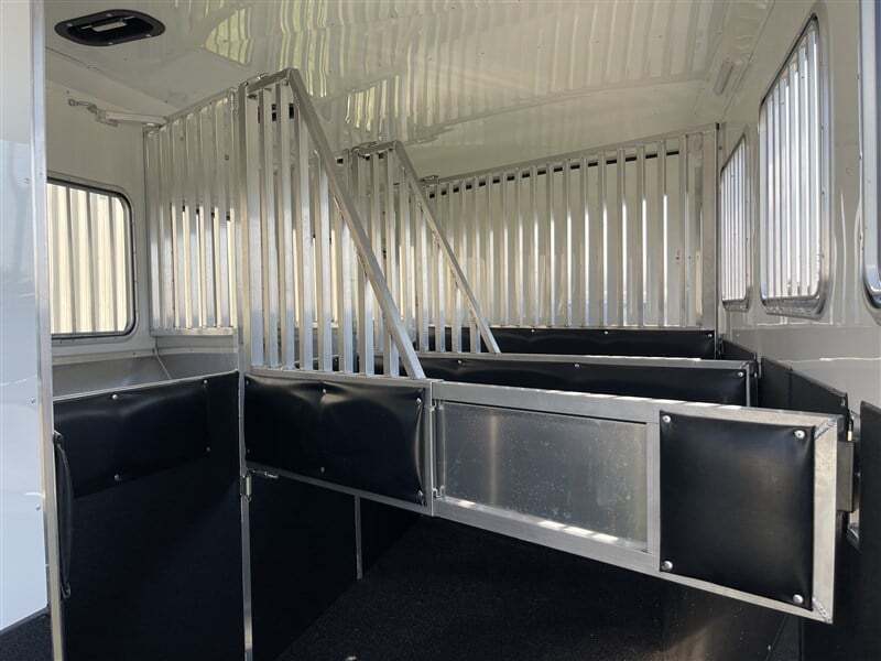 2008 Sterling Coach Custom 4 Horse Slant Load Gooseneck with 28' Living Quarters - Image 15