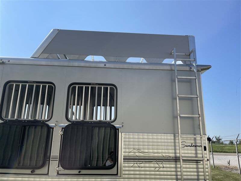 2008 Sterling Coach Custom 4 Horse Slant Load Gooseneck with 28' Living Quarters - Image 20