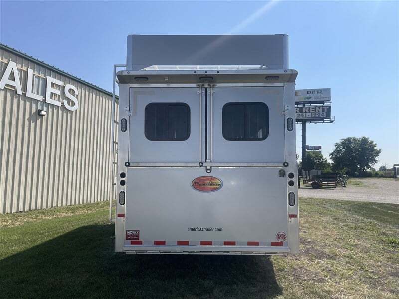 2008 Sterling Coach Custom 4 Horse Slant Load Gooseneck with 28' Living Quarters - Image 12