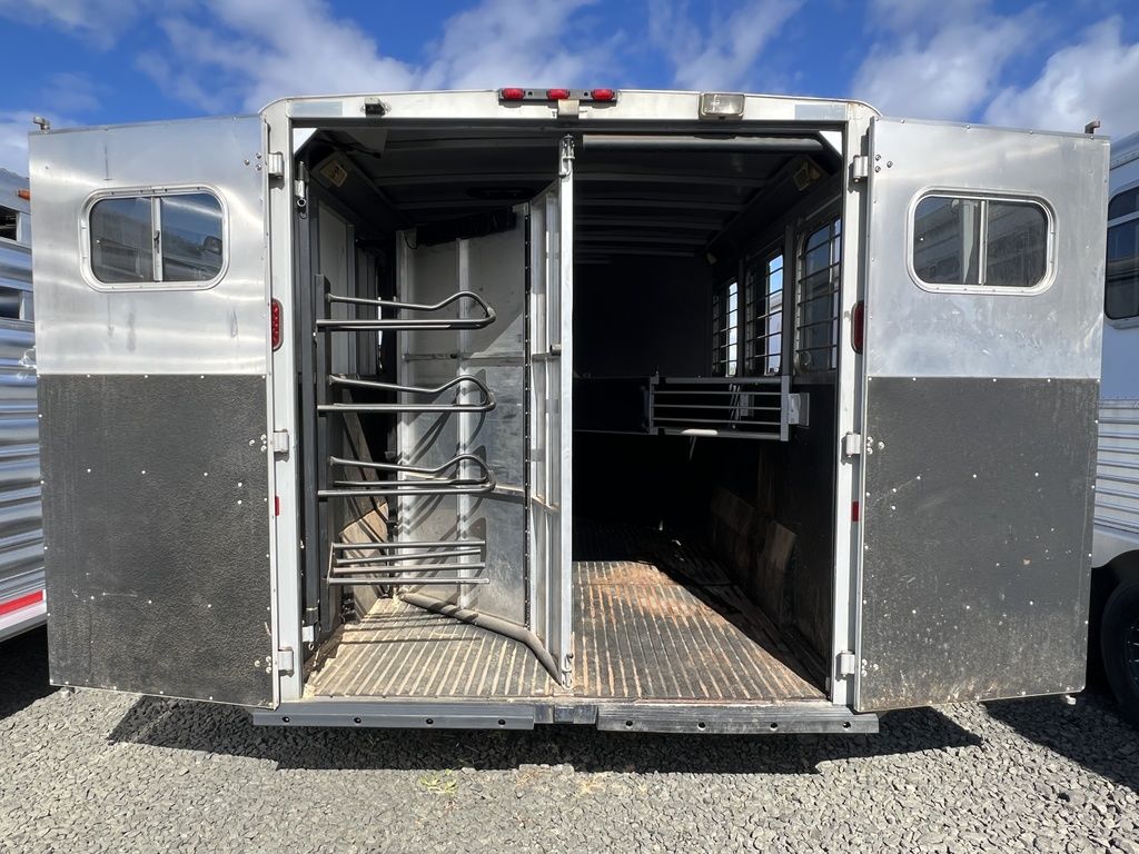 2007 Logan Coach Edge 3 Horse Slant Load Gooseneck with Insulated Dressing Room - Image 10