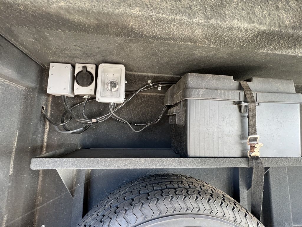 2007 Logan Coach Edge 3 Horse Slant Load Gooseneck with Insulated Dressing Room - Image 17