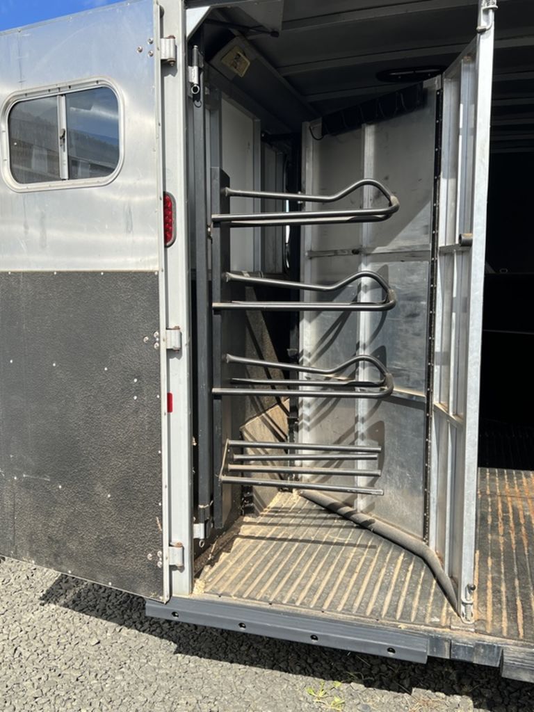 2007 Logan Coach Edge 3 Horse Slant Load Gooseneck with Insulated Dressing Room - Image 18