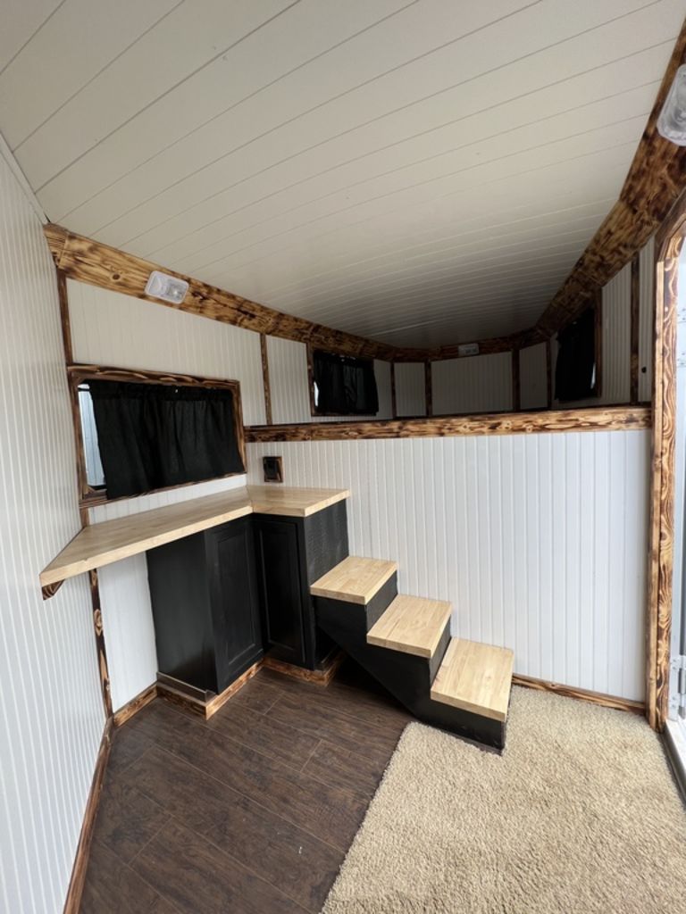 2007 Logan Coach Edge 3 Horse Slant Load Gooseneck with Insulated Dressing Room - Image 8