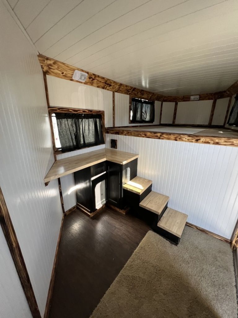 2007 Logan Coach Edge 3 Horse Slant Load Gooseneck with Insulated Dressing Room - Image 19