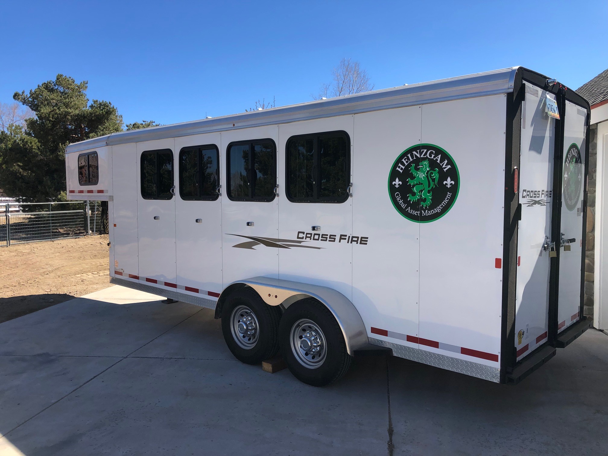 2019 Logan Coach Crossfire 4 Horse Slant Load Gooseneck - Image 5