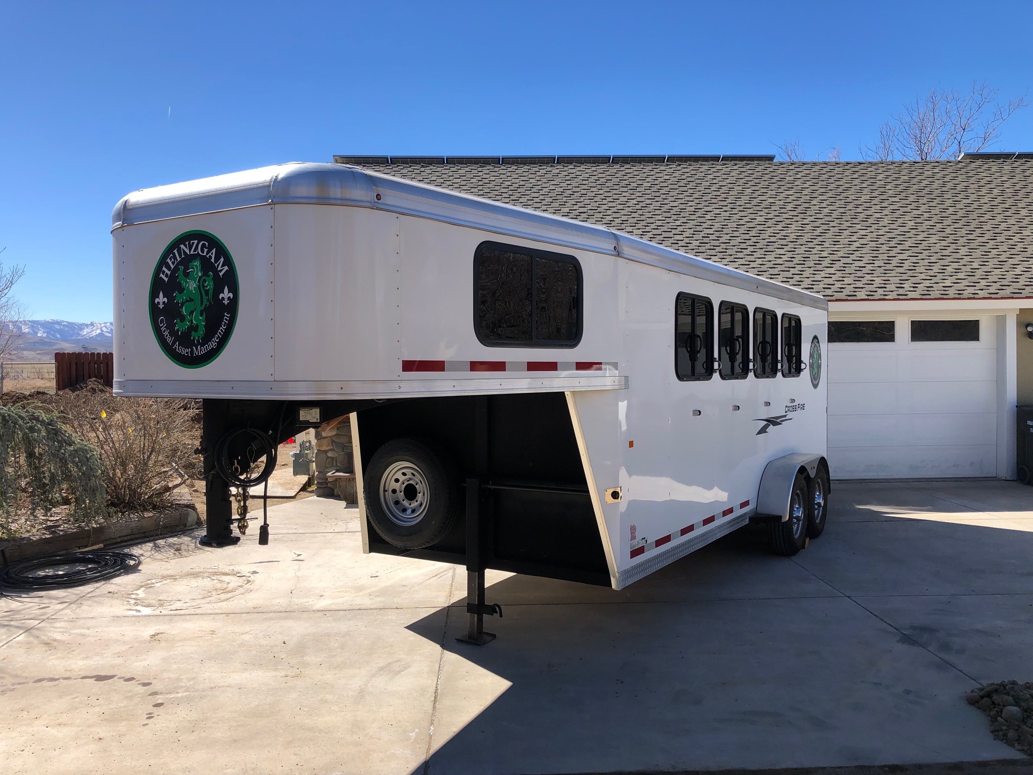 2019 Logan Coach Crossfire 4 Horse Slant Load Gooseneck - Image 4