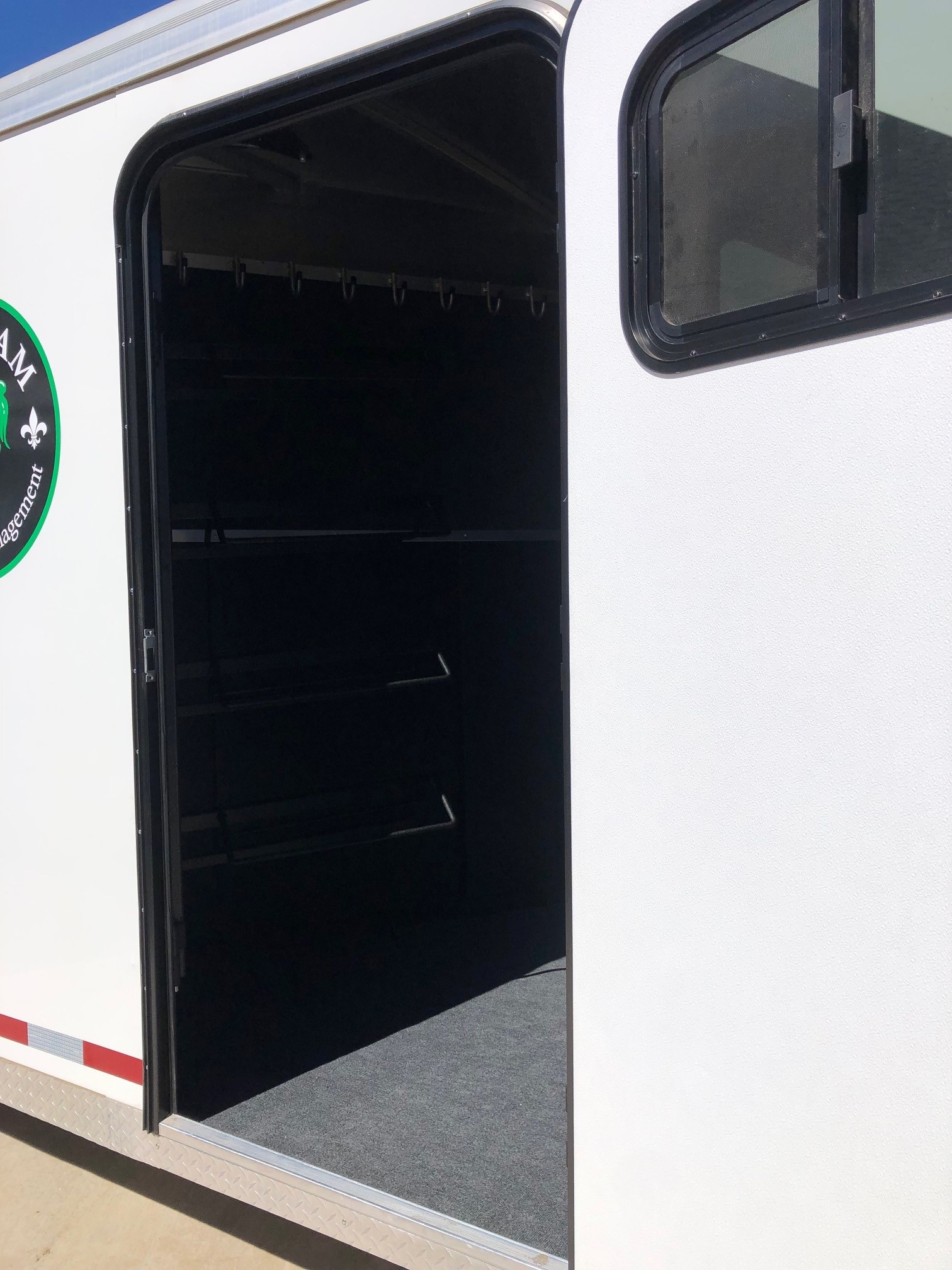 2019 Logan Coach Crossfire 4 Horse Slant Load Gooseneck - Image 13