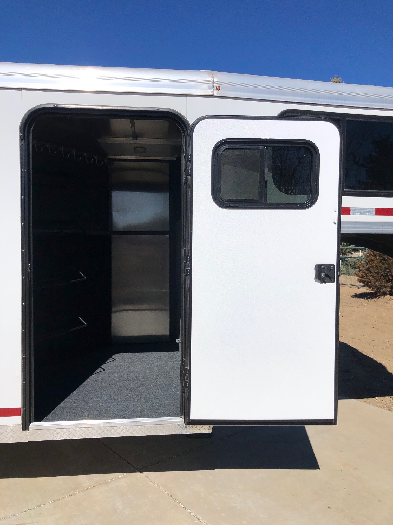 2019 Logan Coach Crossfire 4 Horse Slant Load Gooseneck - Image 12