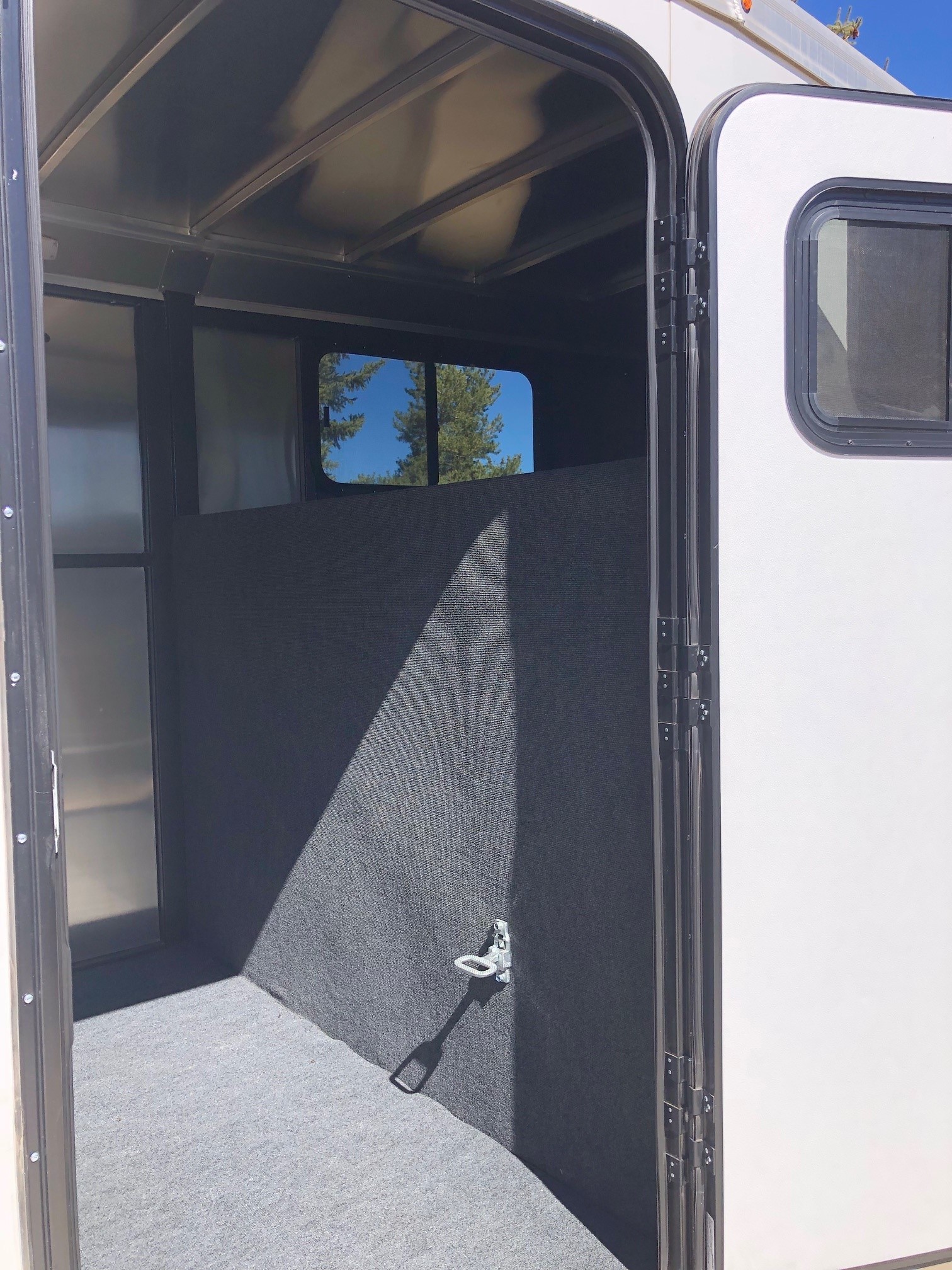 2019 Logan Coach Crossfire 4 Horse Slant Load Gooseneck - Image 14