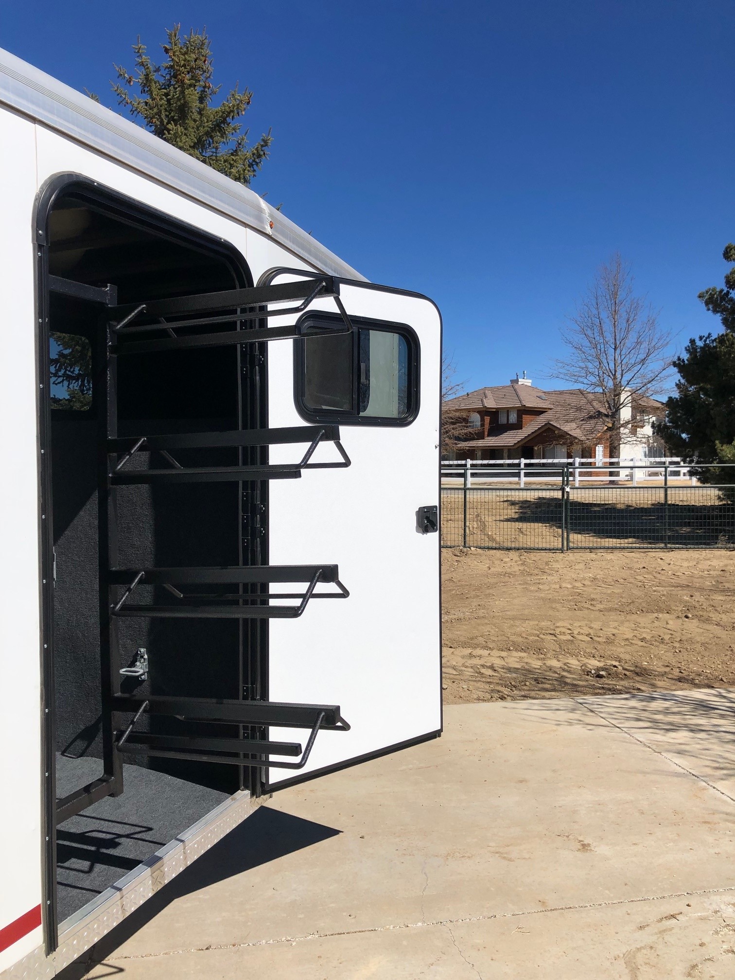 2019 Logan Coach Crossfire 4 Horse Slant Load Gooseneck - Image 15