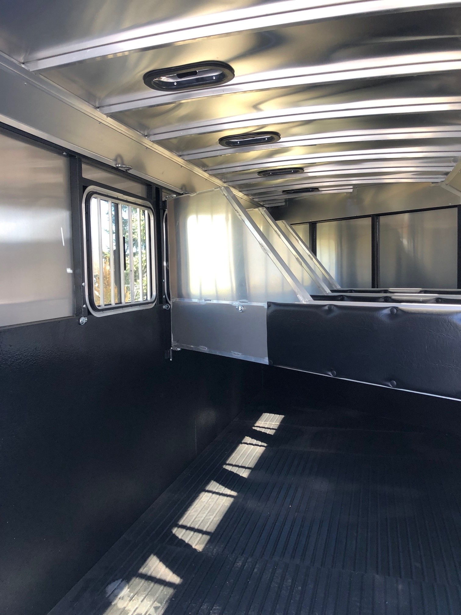 2019 Logan Coach Crossfire 4 Horse Slant Load Gooseneck - Image 9