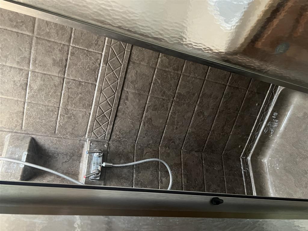 2009 Lakota M-84HSLGN16BB 4 Horse Slant Load Gooseneck with Living Quarters - Image 14