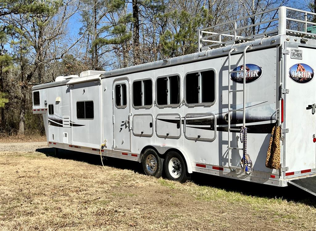 2009 Lakota M-84HSLGN16BB 4 Horse Slant Load Gooseneck with Living Quarters - Image 16