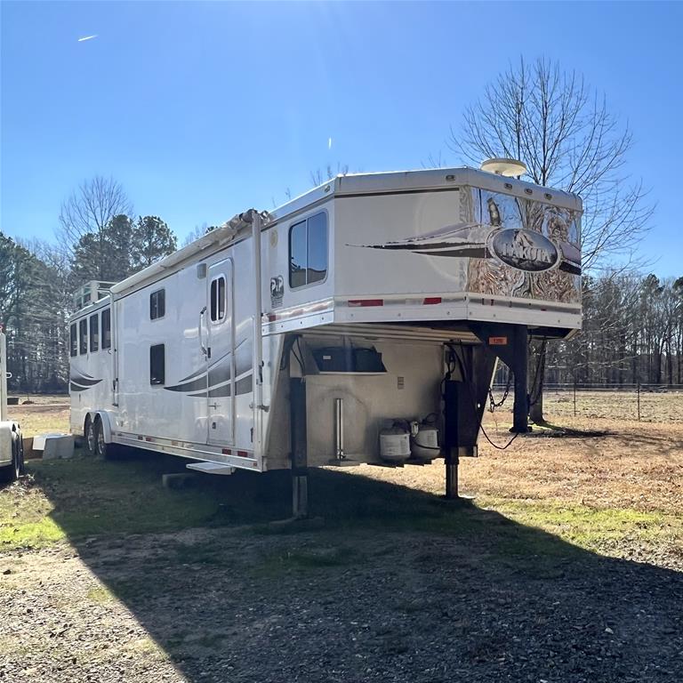 2009 Lakota M-84HSLGN16BB 4 Horse Slant Load Gooseneck with Living Quarters - Image 18