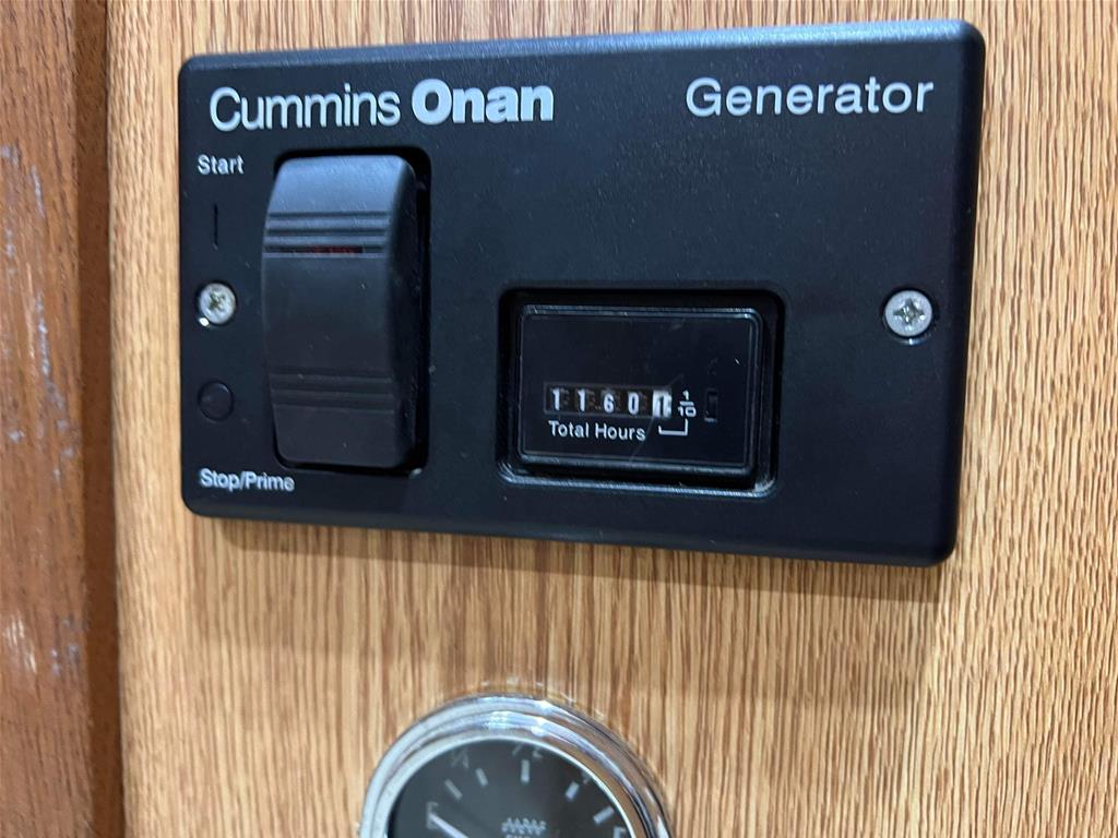 2009 Lakota M-84HSLGN16BB 4 Horse Slant Load Gooseneck with Living Quarters - Image 20