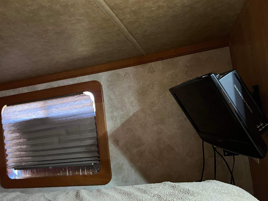 2009 Lakota M-84HSLGN16BB 4 Horse Slant Load Gooseneck with Living Quarters - Image 19