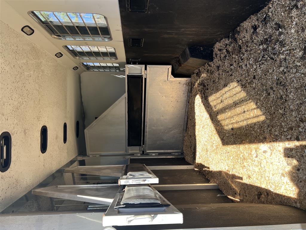 2009 Lakota M-84HSLGN16BB 4 Horse Slant Load Gooseneck with Living Quarters - Image 9