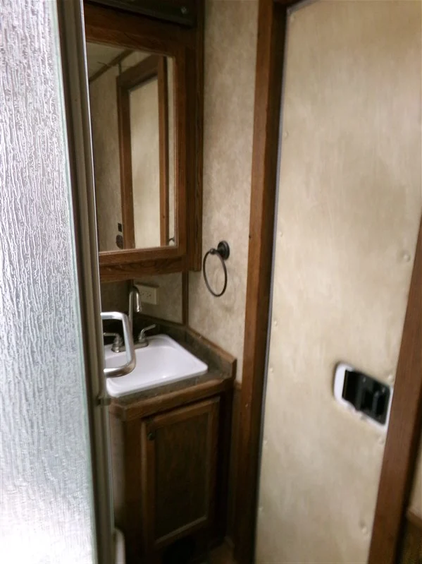 2016 4 Star 8410 Proline Interior 4 Horse Gooseneck with Living Quarters - Image 16