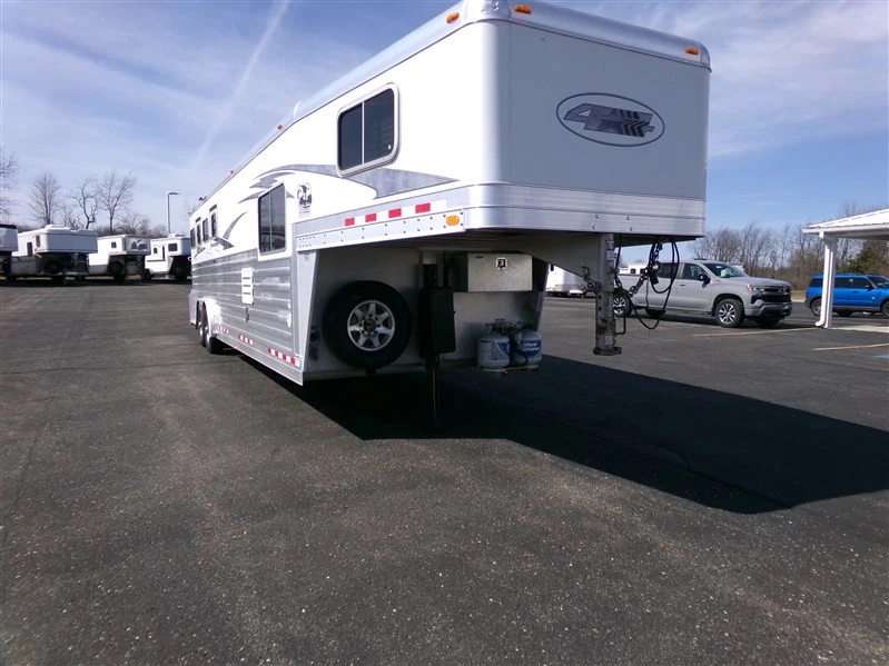 2016 4 Star 8410 Proline Interior 4 Horse Gooseneck with Living Quarters - Image 6