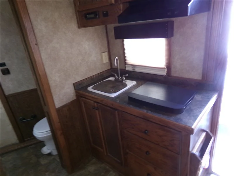 2016 4 Star 8410 Proline Interior 4 Horse Gooseneck with Living Quarters - Image 15