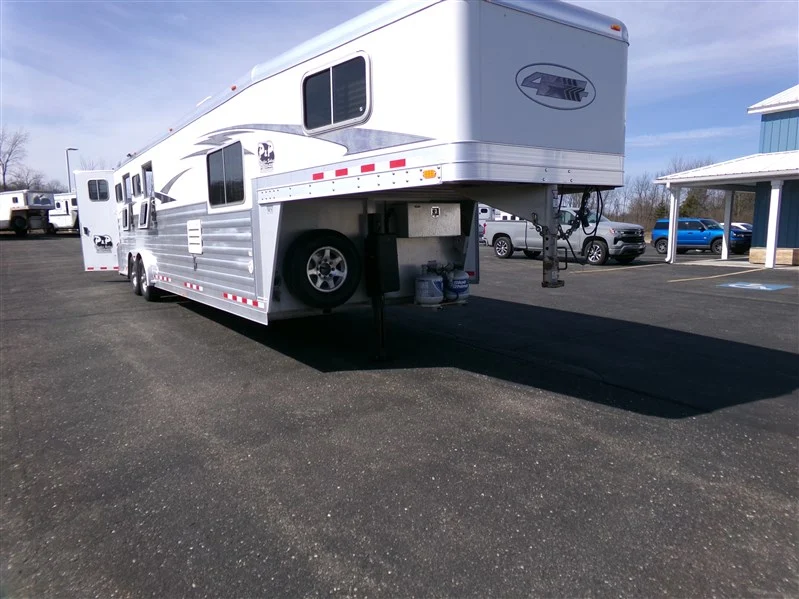2016 4 Star 8410 Proline Interior 4 Horse Gooseneck with Living Quarters - Image 10