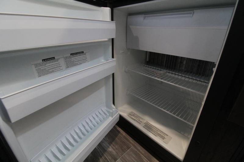 2024 Bison Silverado 7408 4 Horse Slant Load Gooseneck with Living Quarters - Image 11