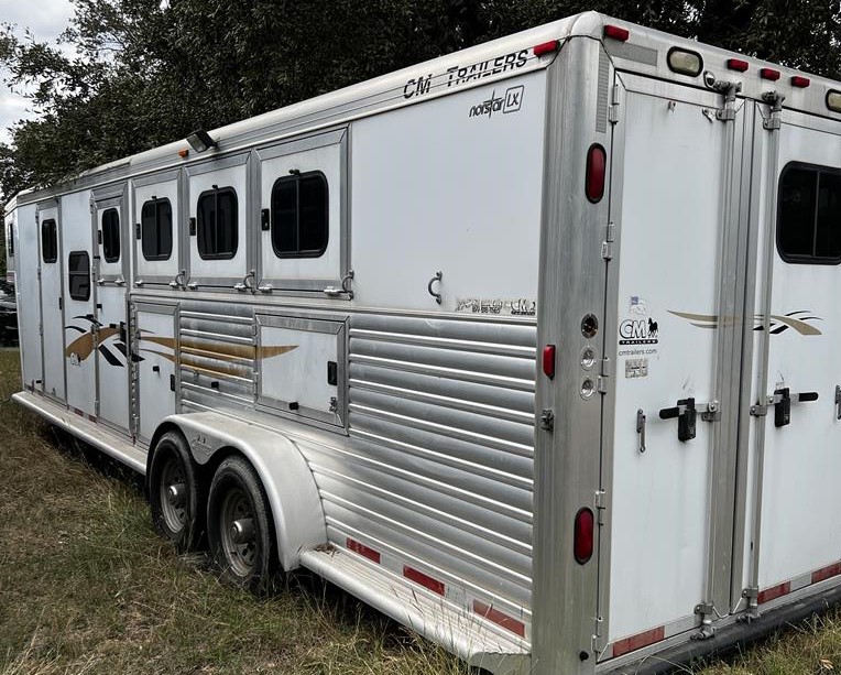 2003 Cimarron Weekender 4 Horse Slant Load Gooseneck