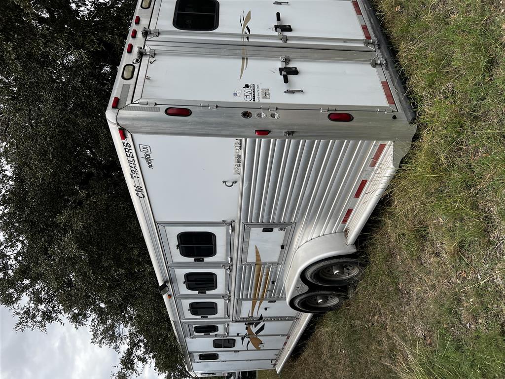 2003 Cimarron Weekender 4 Horse Slant Load Gooseneck - Image 6