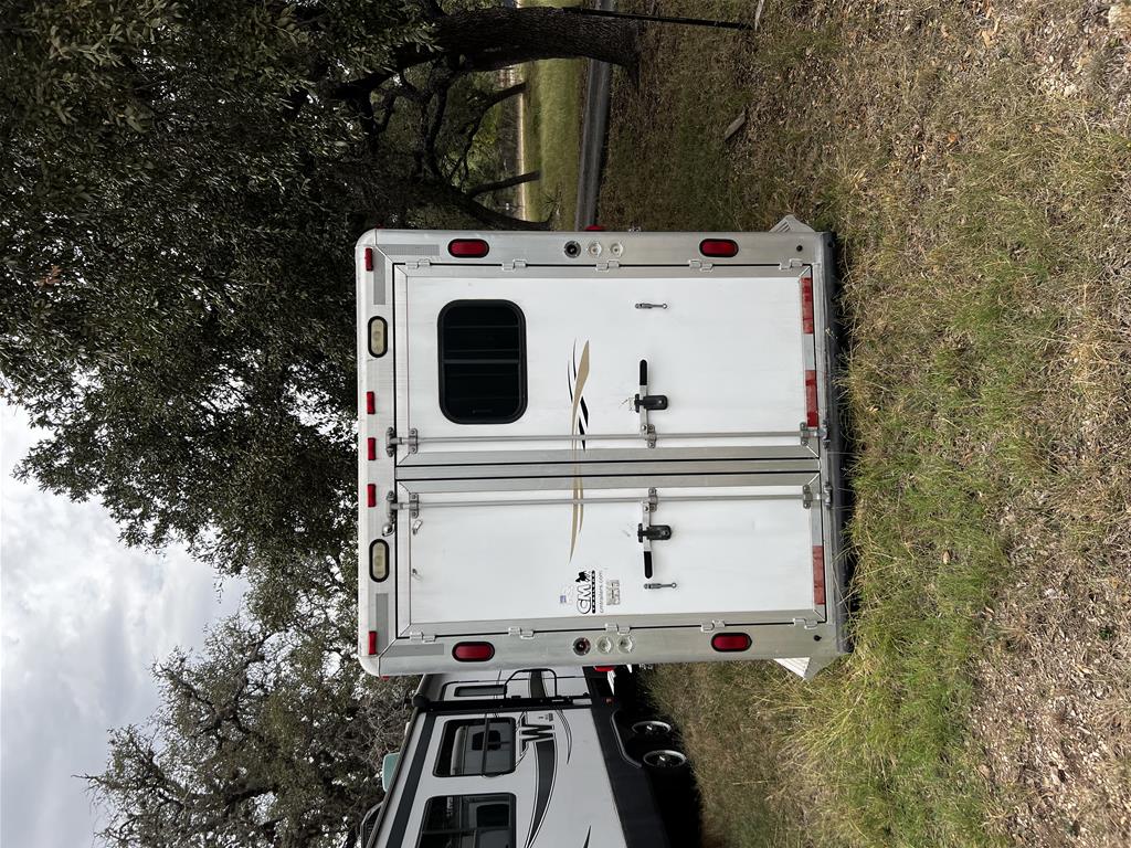 2003 Cimarron Weekender 4 Horse Slant Load Gooseneck - Image 7