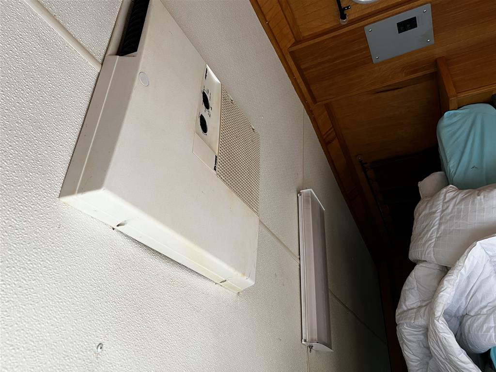 2003 Cimarron Weekender 4 Horse Slant Load Gooseneck - Image 14