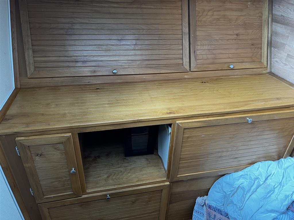 2003 Cimarron Weekender 4 Horse Slant Load Gooseneck - Image 13