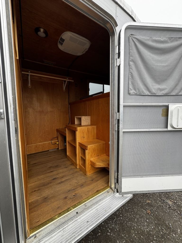 2009 Featherlite 2 Horse Straight Load Gooseneck w/ Dressing Room - Image 11