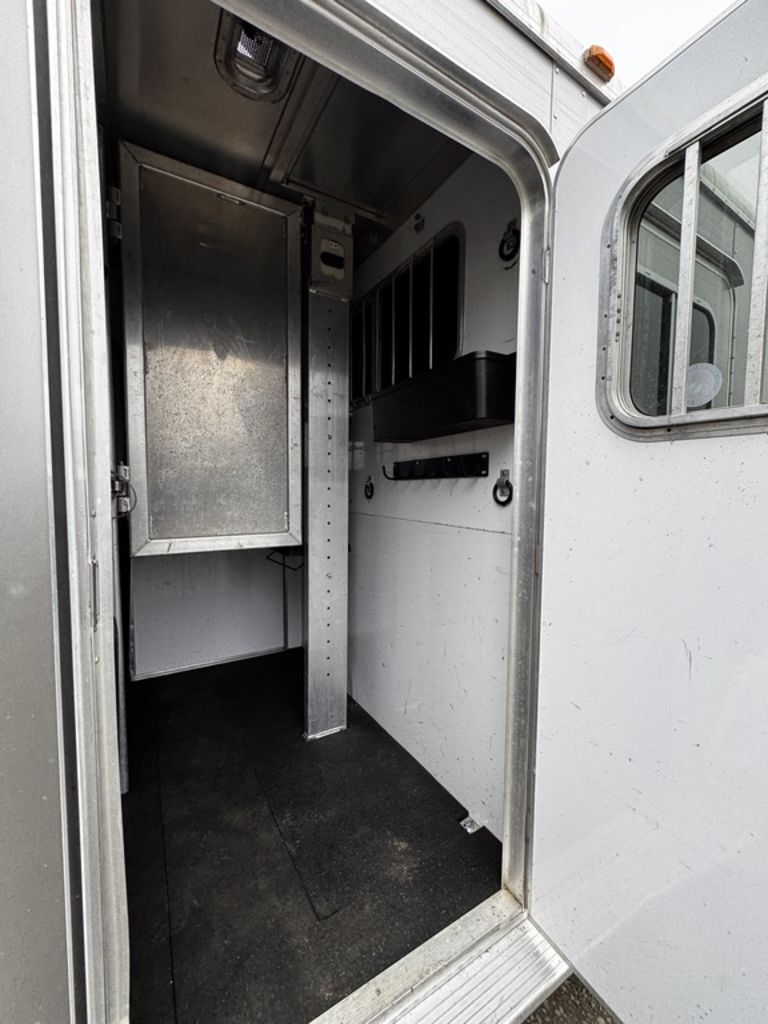 2009 Featherlite 2 Horse Straight Load Gooseneck w/ Dressing Room - Image 13