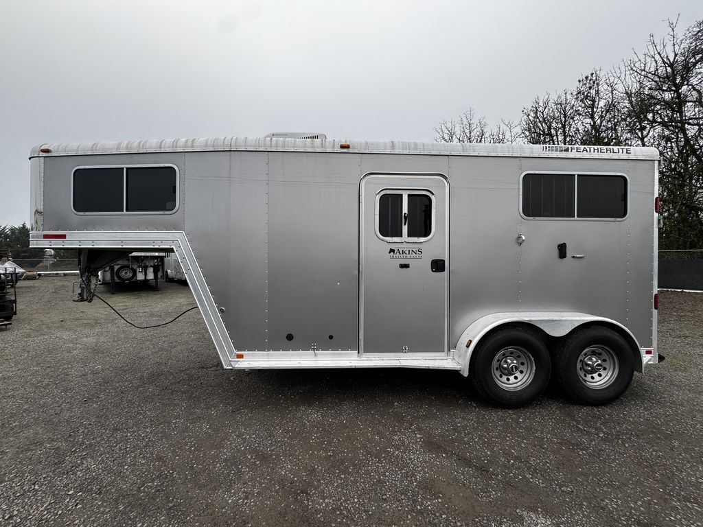 2009 Featherlite 2 Horse Straight Load Gooseneck w/ Dressing Room