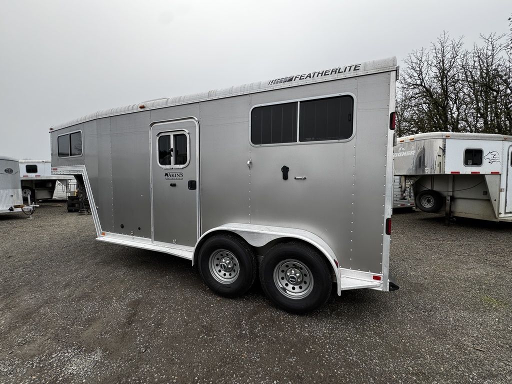 2009 Featherlite 2 Horse Straight Load Gooseneck w/ Dressing Room - Image 20