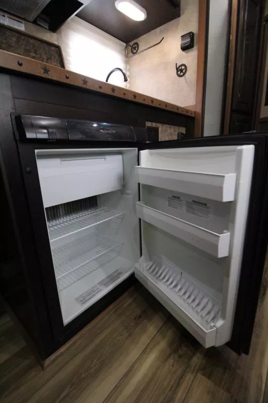 2017 Trails West Sierra 2 Horse Slant Load Gooseneck w/ Slide-Out Living Quarters - Image 14