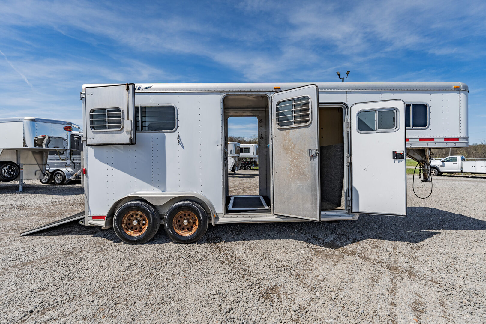 1999 Featherlite 9711 Gooseneck Horse Trailer - Image 11