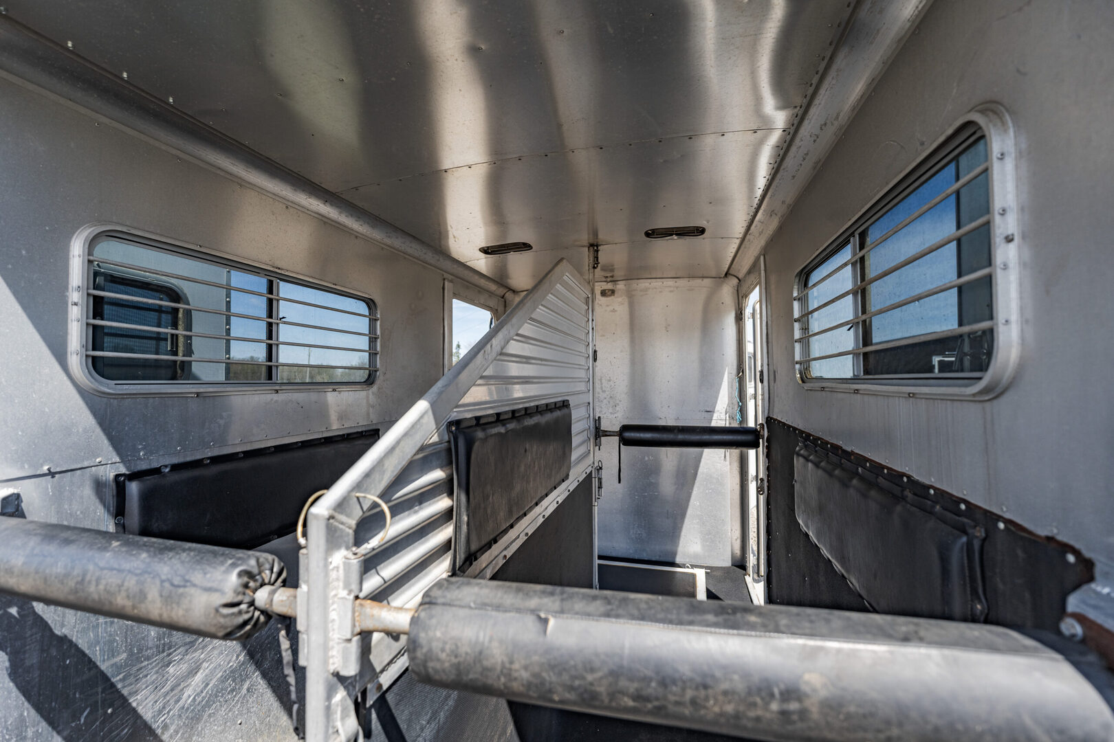 1999 Featherlite 9711 Gooseneck Horse Trailer - Image 17