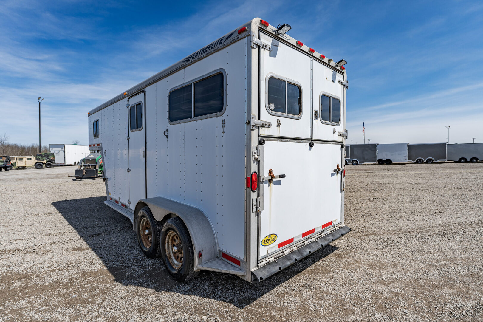 1999 Featherlite 9711 Gooseneck Horse Trailer - Image 9