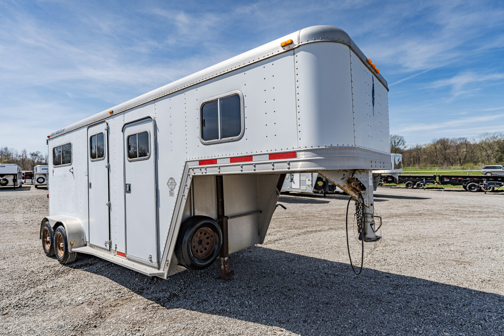 1999 Featherlite 9711 Gooseneck Horse Trailer - Image 4