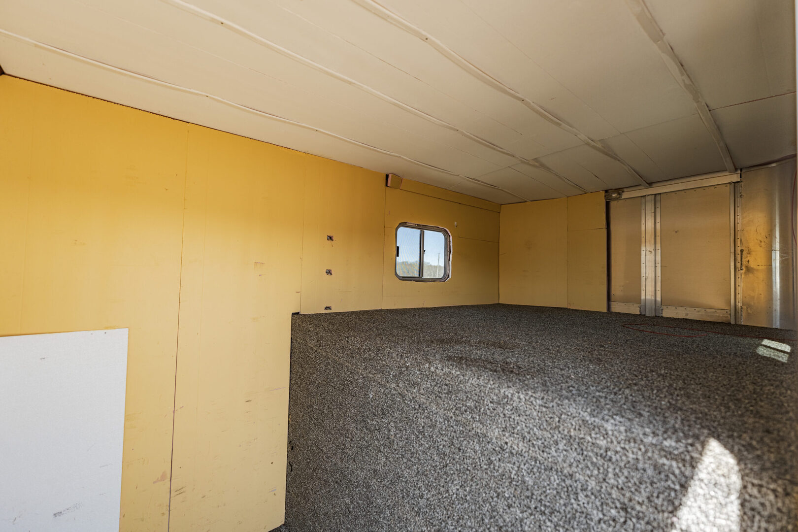 1999 Featherlite 9711 Gooseneck Horse Trailer - Image 19