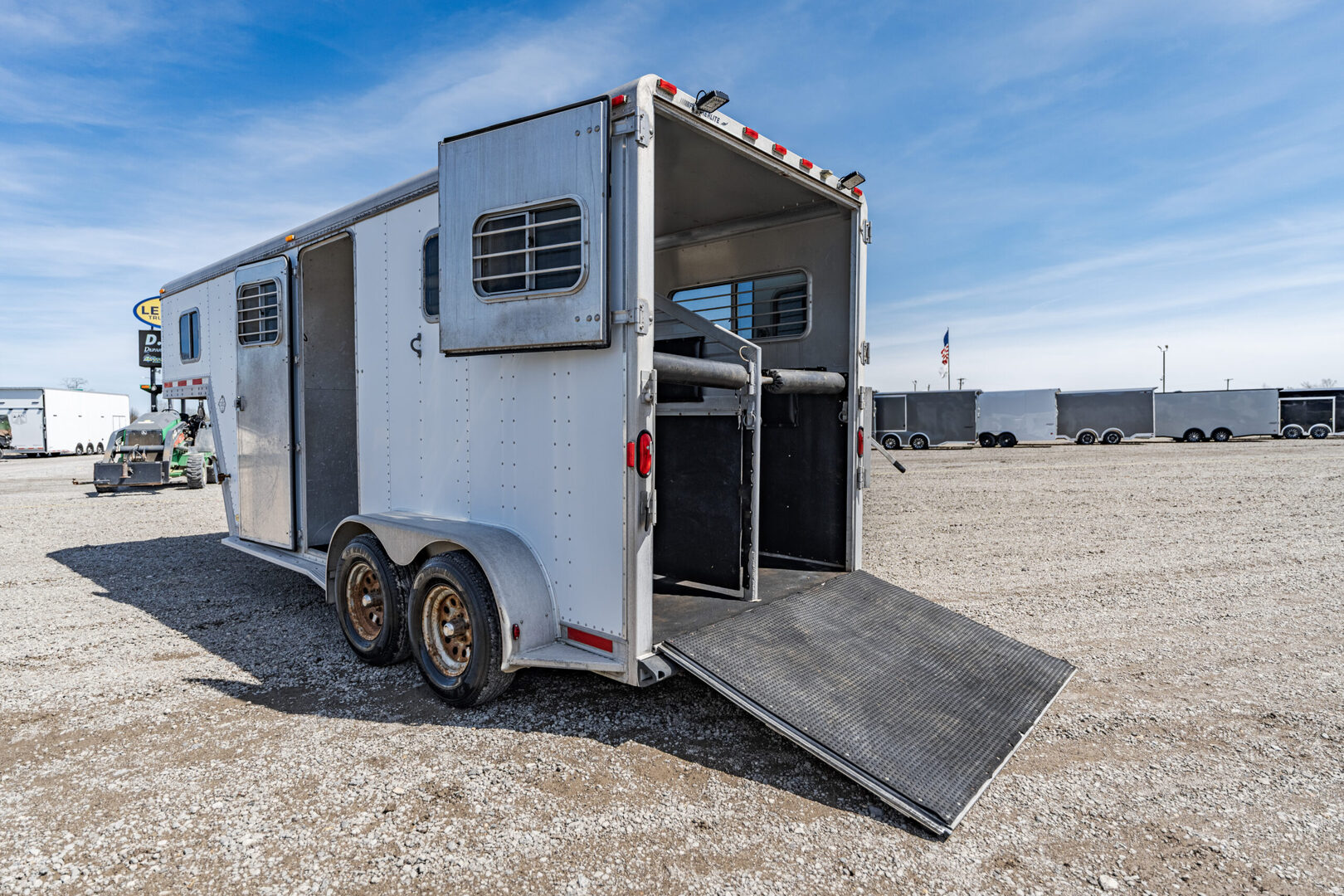 1999 Featherlite 9711 Gooseneck Horse Trailer - Image 15